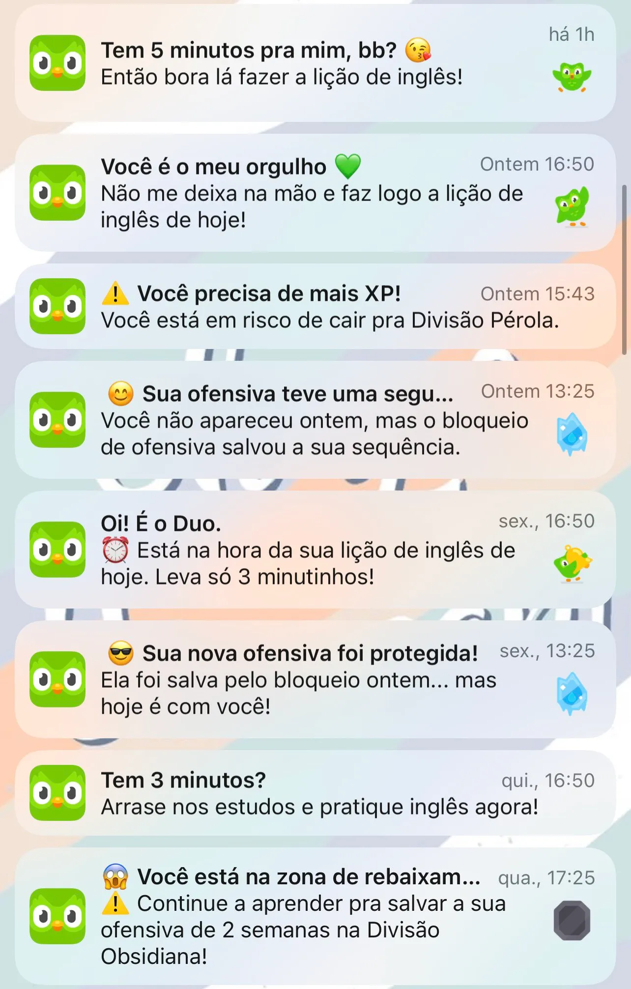 #FotoDescrição: Captura de tela com várias notificações do aplicativo Duolingo, exibindo mensagens motivacionais para estudo de inglês.