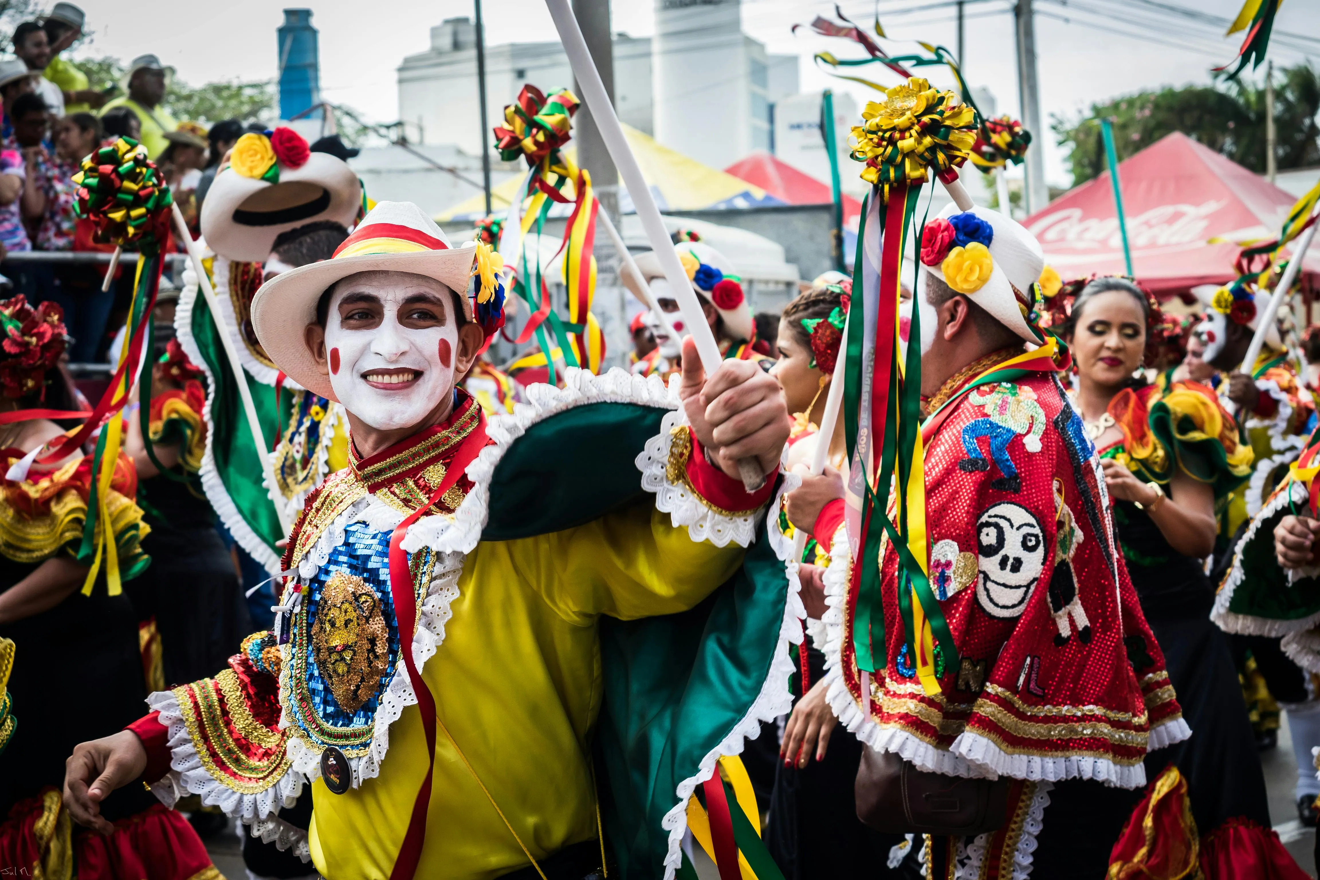 Homem fantasiado e maquiado participa de desfile de Carnaval
