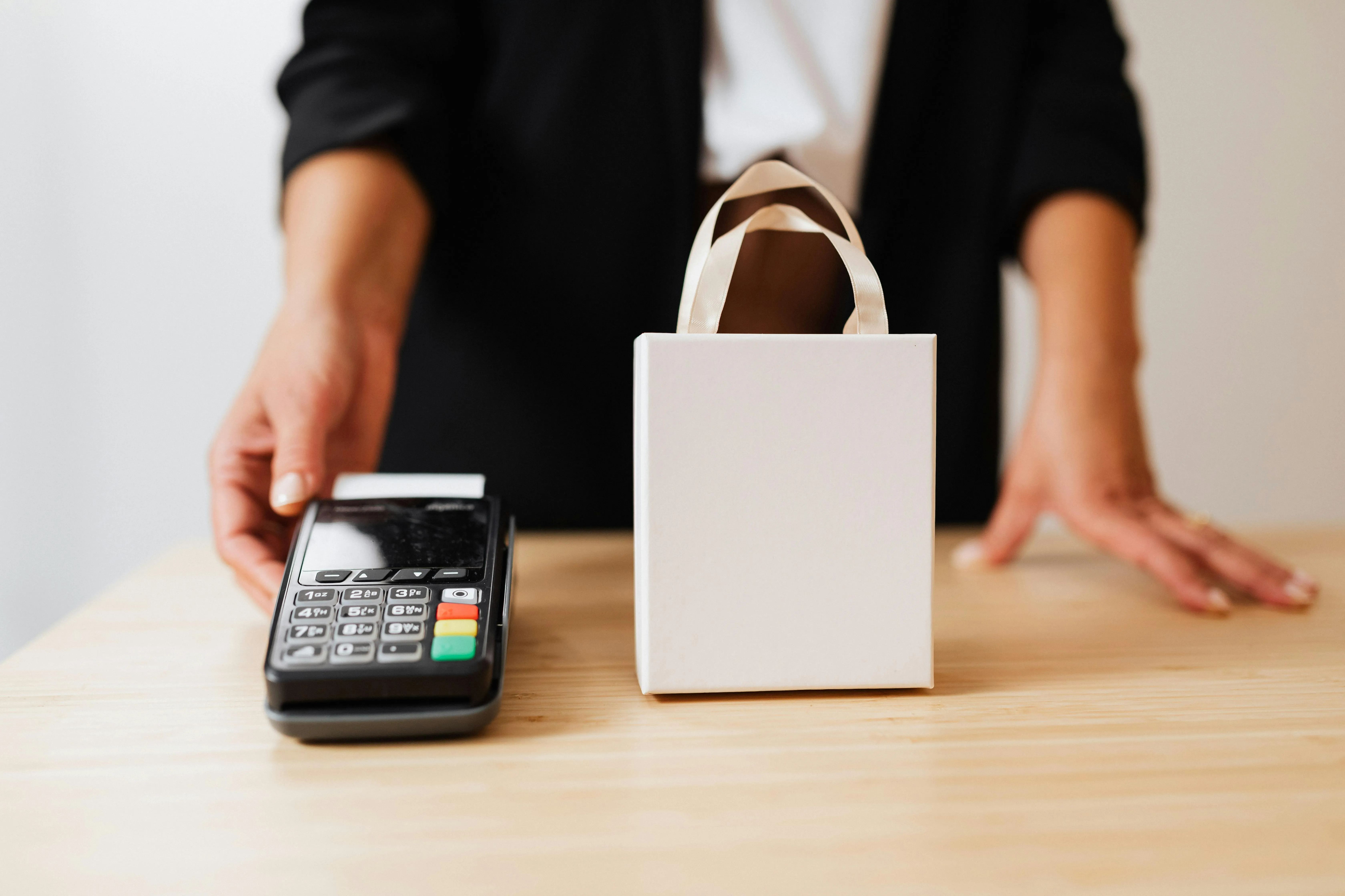 Sacola de compras ao lado de máquina de pagamento portátil