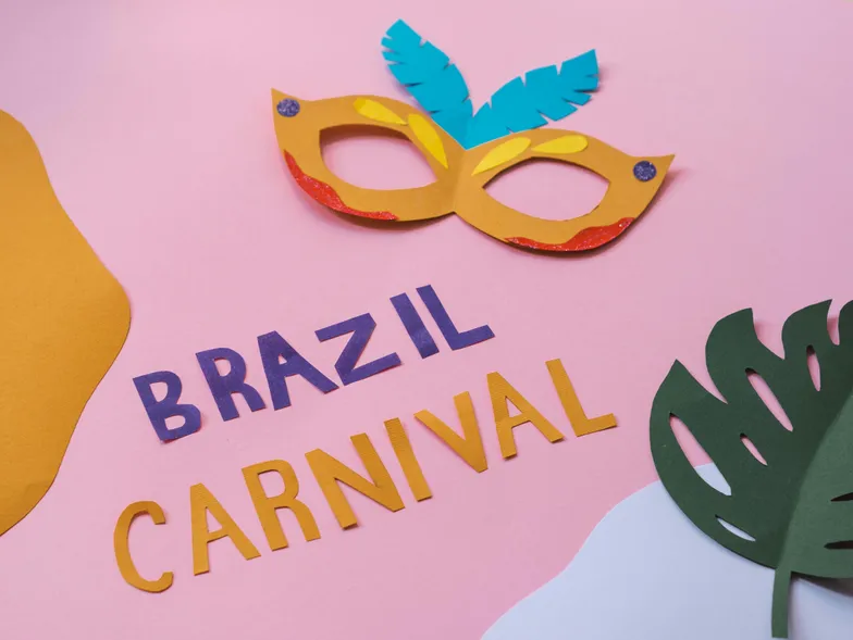 Painel rosa com máscara colorida e texto "Brazil Carnival"