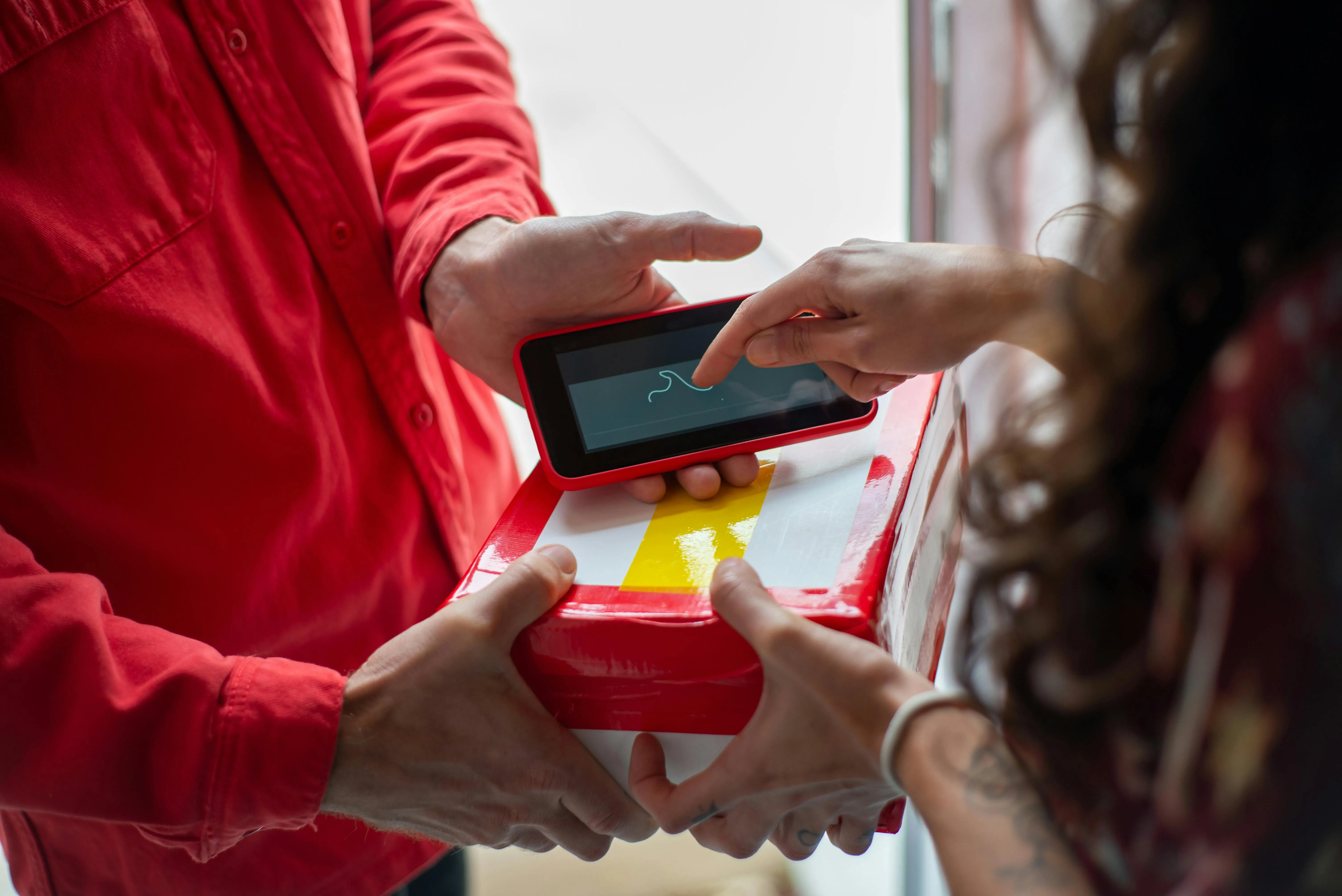 Cliente assinando entrega em dispositivo eletrônico