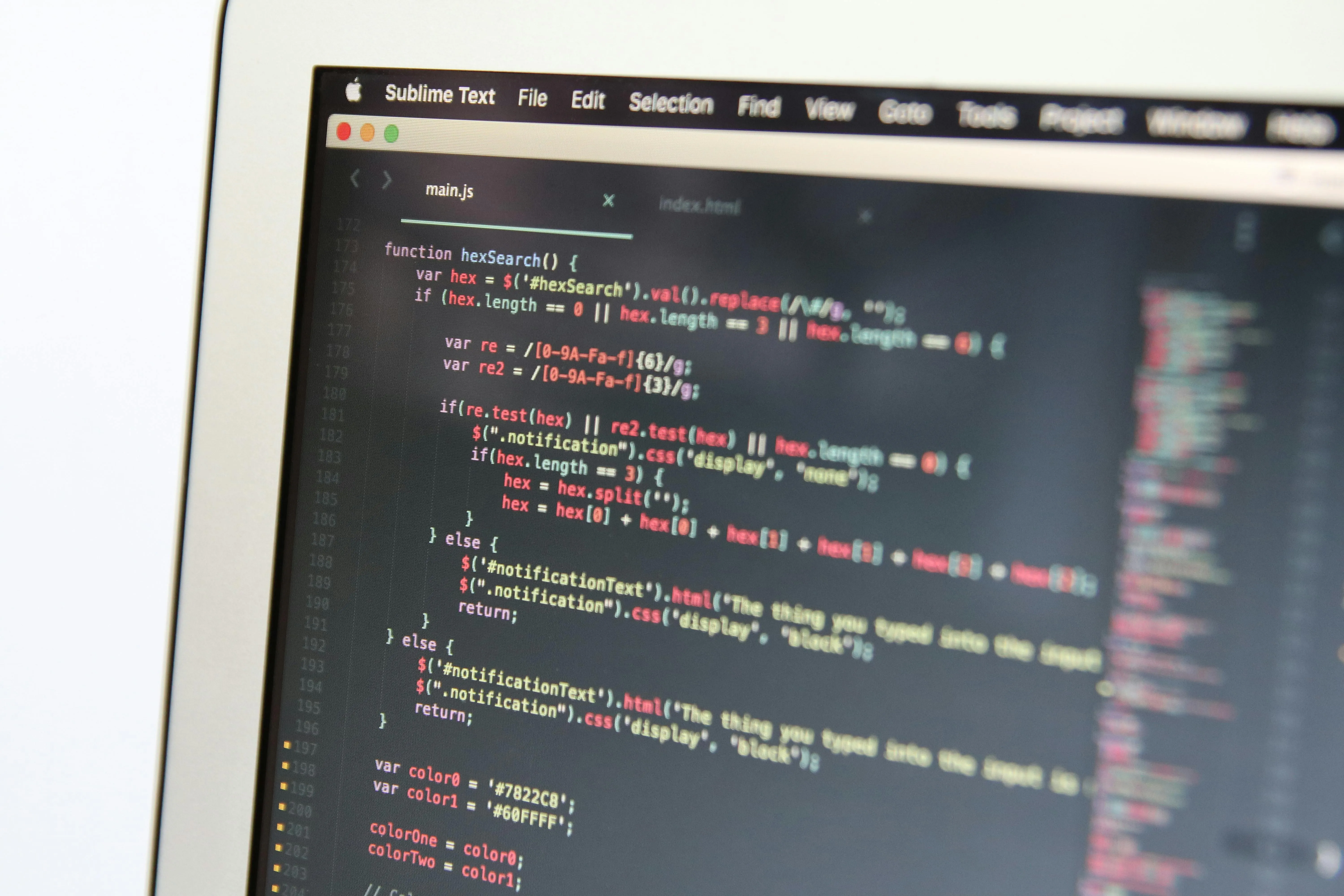 Código de programação exibido na tela do computador